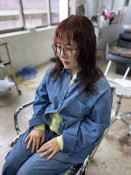 COM【コム】 スパイラルパーマ×ボルドーカラー