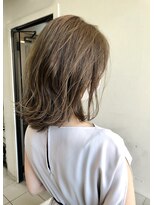 ペネロープ(Penelope)&nbsp;［新宿］ミディアム/外ハネ/クリアベージュ　担当　夕島