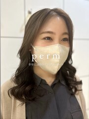 ミディアムヘアも品のあるコテ巻き風パーマ/艶パーマ/デジパーマ