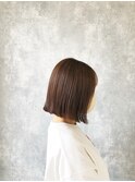 くすみベージュ + タッセルボブ