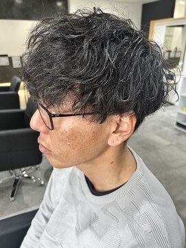 ヒュイル バイ ニアウ(Hwyl by Niau) メンズマッシュパーマ波巻スパイラルパーマニュアンスパーマ眉毛