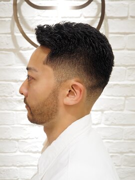 ヨシザワインク プレミアム 横浜 桜木町店(YOSHIZAWA Inc. PREMIUM) 黒髪メンズバーバーサイドパートスキンフェード/刈り上げ/理容室