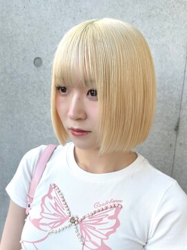 フリーラ 表参道(freera) ホワイトブロンド ブリーチカラー ハイトーン 顔周りレイヤー