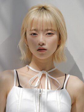 ピークアブー 原宿ハラカド(PEEK-A-BOO) くせ毛多毛ショートボブハイトーン金髪ブリーチ外ハネ