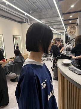 ロンドプロフィール 浦和(Lond profil) イメチェン ボブ 外ハネボブ 美髪 ホワイトブロンド 韓国