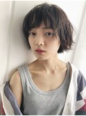透明感あるドライヘアの無造作ボブ