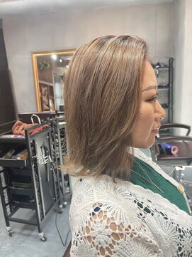 ハウル(Howl) ハイライト/ケアブリーチ/レイヤーカット/外ハネ