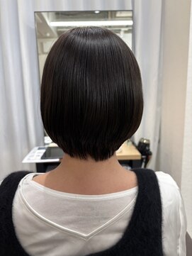 ウイ バイ ファースト 北四番丁店(u'i by first) 顎ラインでカットされた、ボブスタイル