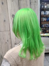 圧倒的存在感のネオングリーンカラー！ナチュラルなワンカールミディアムで魅せる個性派デザイン