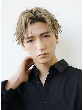 ゼンコー アオヤマ(ZENKO Aoyama) ハイトーン×ブロンド×センターパート[表参道/青山/表参道駅]