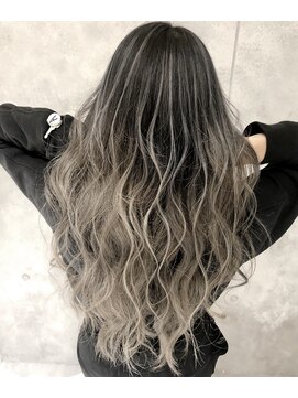 ピヨン 心斎橋(piLLon) 外国人風バレイヤージュ☆プラチナシルバー