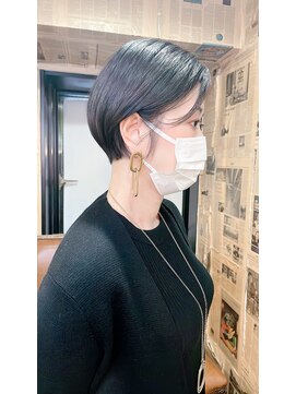 シック(Chic) 耳だしショート ウルフマッシュブルーグレージュショートウルフ