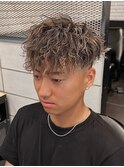 1075金髪ハイライトメッシュスキンフェードツイストアップバング