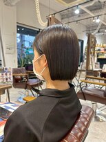 スペックホルダー(Spec Holder) 暗めカラーラインが映えるミニボブ