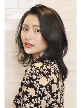 レジーナ トリドール(REGINA Tri'or) 【角川裕太】暗髪レイヤーミディ