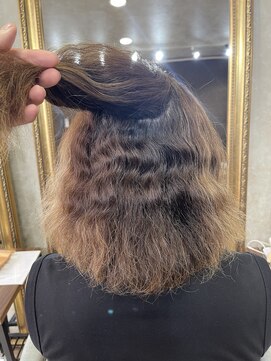 アンフィドットドゥルドゥ(AnFye.dueldo) ブリーチ毛で海外の方をビビリ矯正×高難易度縮毛矯正で艶髪