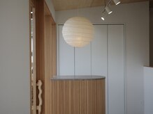 柔らかな光が差し込む温もりのある店内