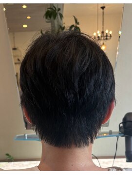 クセ毛を活かした大人ベリーショート