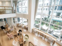 バイオレット 表参道店(Violet)の雰囲気（自然光差し込む心も体も癒される開放的な空間♪[レイヤーカット]）