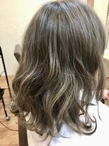 フィックスヘアー なんば(FIX-hair)&nbsp;イルミナカラー抜け感ブルージュ/ブルーグレージュ/ウェーブ巻き