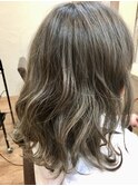 イルミナカラー抜け感ブルージュ/ブルーグレージュ/ウェーブ巻き