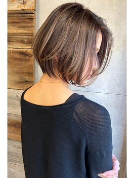 トルネード(TORNADO) 外国人風前下がりショートボブなめらかグレージュ　n2.5