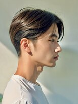 スー(suu)&nbsp;センター分けサイド流しニュアンスパーマ厚め刈り上げナチュラル