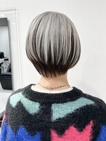 ジョリ(Jolie)&nbsp;白髪ぼかし/ブリーチカラー/ショートボブ/グレージュ/ハイライト