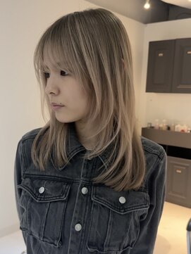 ヨロ 小岩(YOLO) レイヤーカットハイライトショートヘアイルミナカラーオージュア