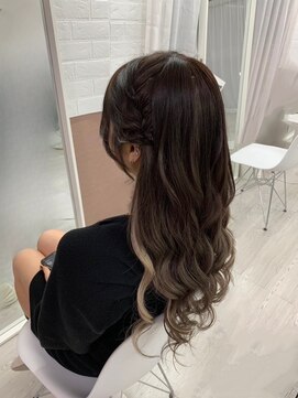 ホワイト(White) 編み込みカチューシャ風ハーフスタイル