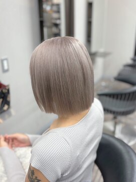 エミーバイモアムー(Emmie byMoremuu) 【アイリ】ホワイトミルクティーラテ