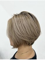 プラグ(Plug)&nbsp;前下がりショートボブ似合わせカット大人女性ブリーチヘア
