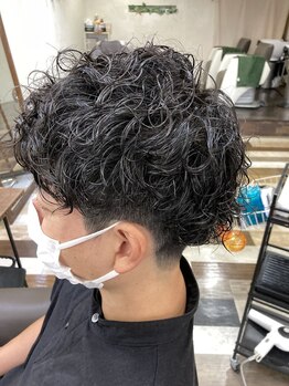 メンズヘア by 高円寺四百倍美容室の写真/カジュアルに楽しむ、流行りの波巻きパーマやツイストスパイラルで新しい自分を発見しませんか?