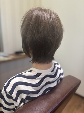 ヌーン(noon.) 白髪をなじませる透明感ショート