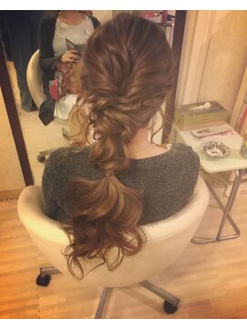 ヘアーセット モコロ(Hair Set MOCORO) ポニーテールアレンジ