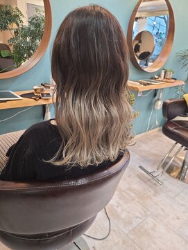 ベラ(Bella) ホワイトグレージュグラデーション