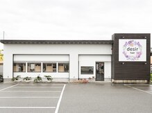 広めの駐車場有。