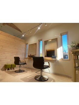 まるで隠れ家的カフェのようなあたたかみのある店内で落ち着いたサロンタイムが過ごせる♪