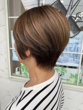 フリー(Free) 脱白髪染め白髪ぼかしシークレットハイライト×ショートヘアー