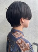 センター分け 前髪なし 黒髪 ハンサムショート 丸みショート