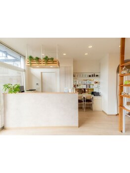 全席半個室のプライベート空間。周りを気にせずゆっくりとサロンタイムをお過ごしいただけます。