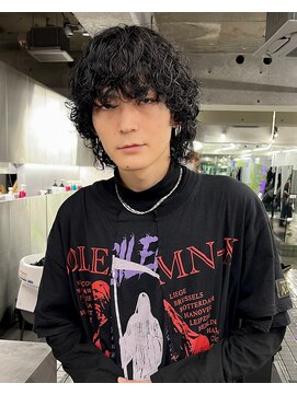 メンズレコ 渋谷(MEN'S LECO) ブルーブラックフェザーパーマ刈り上げセンターパート