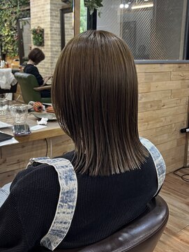 プランツヘアー パツっと切りっぱなしボブ×透明感オリーブベージュ