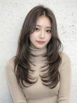 ウミ(umi.)&nbsp;ふんわりミディアム　大人レイヤーヘア
