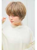 くすみハイトーンベージュくびれショートヘア