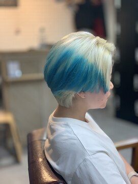 メル(Mel) ☆Mel発☆ショート☆バレイヤージュ☆ブルー☆耳だし☆マッシュ