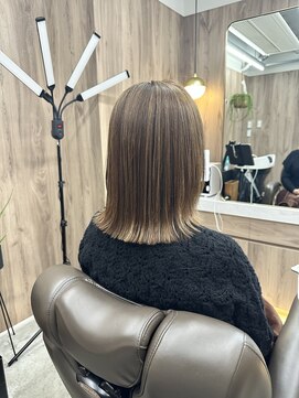 アルボーテルジェ(Art BeAute' ROUGET) 大人の白髪ぼかしハイライト 外ハネミディアム