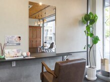 ヘアメイク アージュ(hair make age)の雰囲気（開放感のある明るい雰囲気の店内◇）