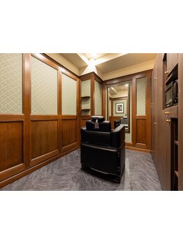 全席完全個室のメンズサロン。周りを気にせず他では味わえない極上の時間[trim. men’s barber]＜理容室＞