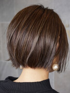 メゾン アヴァロ(Maison Avallo) 切りっぱなしショートボブ